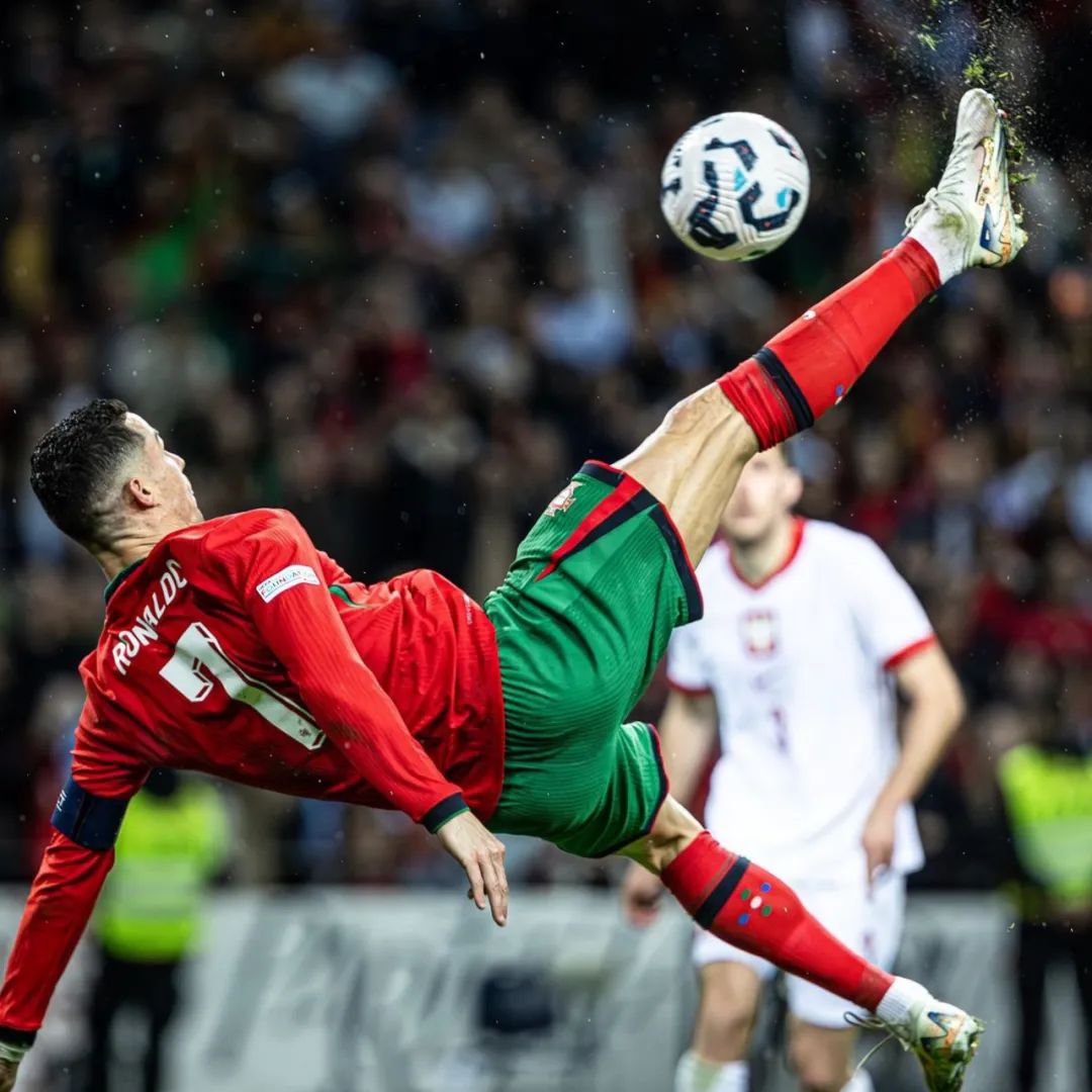 有父亲的风范吗？梅西小儿子西罗在迈阿密U8比赛中任意球破门